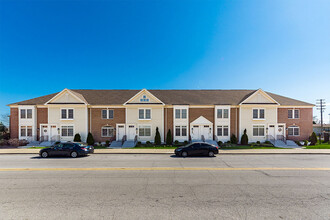 New Village Homes & Whitney Young Townhomes in Columbus, OH - Foto de edificio - Building Photo