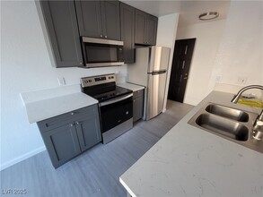2771 S Mountain Vista St, Unit B in Las Vegas, NV - Building Photo - Building Photo