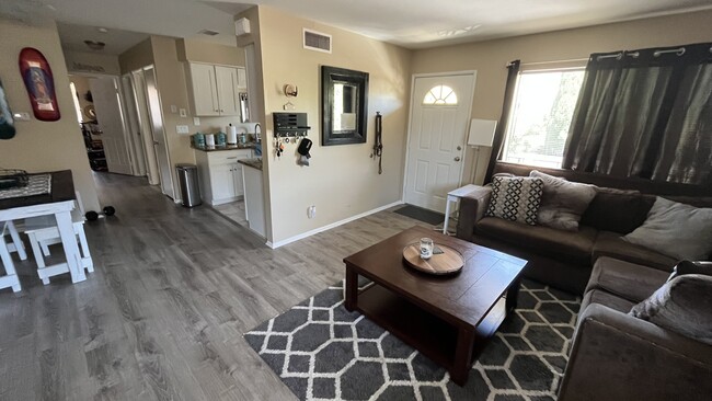 2014 Avenida Placida, Unit 4 in Simi Valley, CA - Building Photo - Building Photo