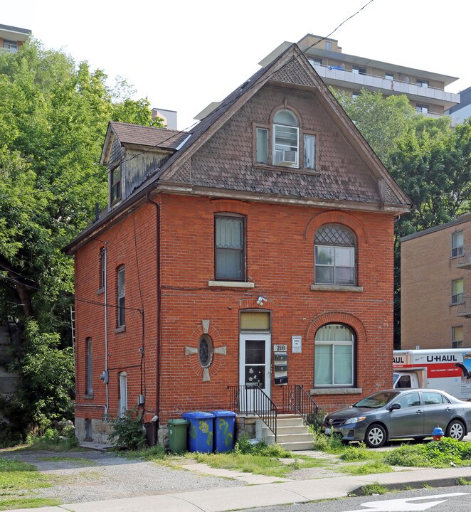 210 Hunter St W in Hamilton, ON - Building Photo