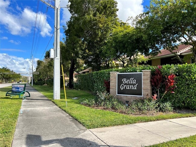 725 NW 103rd Terrace in Pembroke Pines, FL - Building Photo - Building Photo