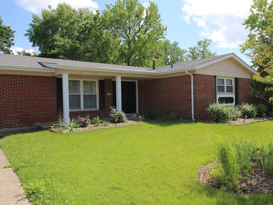 904 N Duchesne Dr in St. Charles, MO - Building Photo