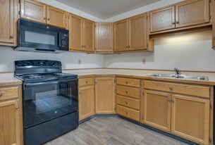 Pine Pointe Apartments in Fargo, ND - Building Photo