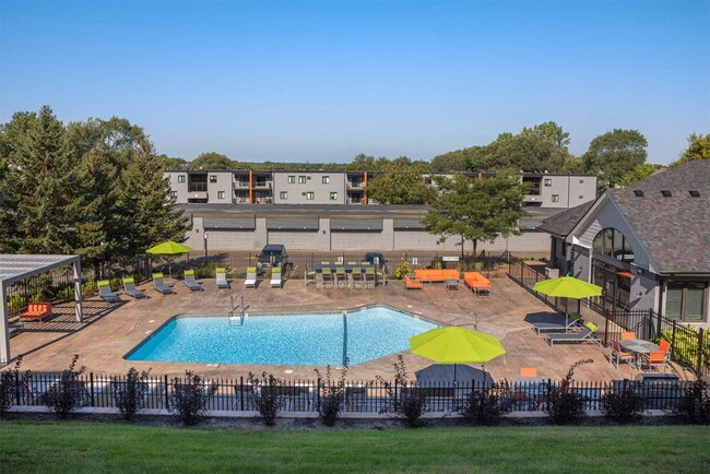 The Pointe at Cedar Grove in Eagan, MN - Building Photo - Building Photo