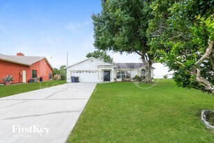 329 Edgewood Ct in Kissimmee, FL - Building Photo