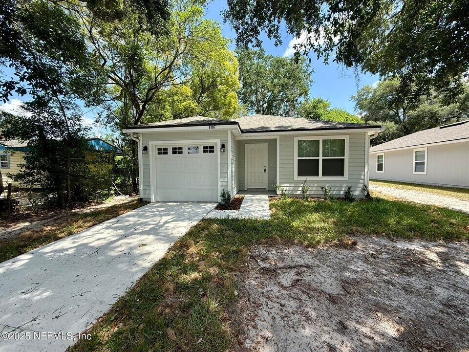 8167 Firetower Rd in Jacksonville, FL - Building Photo