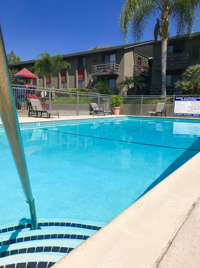 Sunset Ridge Apartments in Upland, CA - Foto de edificio - Building Photo