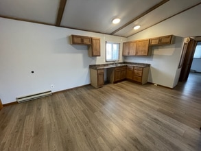 124 Cherry Ave, Unit 4 in Francis Creek, WI - Foto de edificio - Building Photo