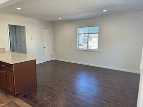 2417 Huntington Ln, Unit D in Redondo Beach, CA - Foto de edificio - Building Photo