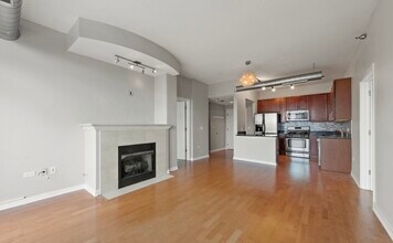 909 W Washington Blvd, Unit 1008 in Chicago, IL - Building Photo - Building Photo