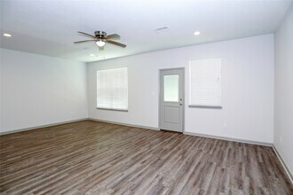 2702 Appian Wy in New Caney, TX - Building Photo - Building Photo