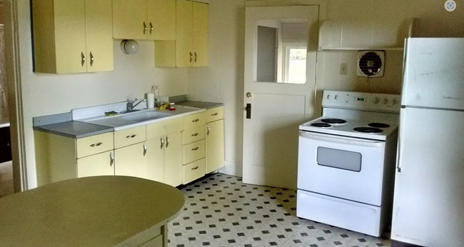 1706 Lakeway Dr in Bellingham, WA - Building Photo - Building Photo