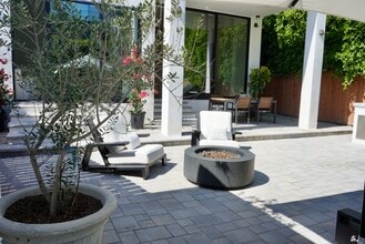 738 N Sierra Bonita Ave in Los Angeles, CA - Foto de edificio - Building Photo