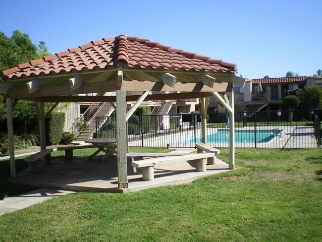 2461 W Acacia Ave in Hemet, CA - Foto de edificio - Building Photo