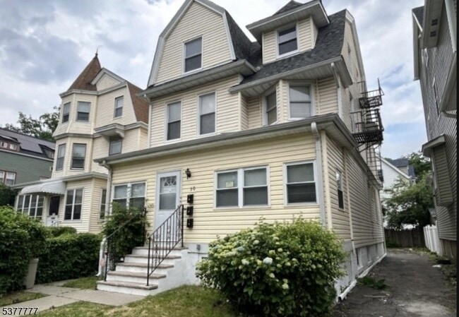 90 N 18th St in East Orange, NJ - Building Photo - Building Photo
