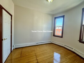 19 Monmouth St, Unit 2 in Boston, MA - Foto de edificio - Building Photo