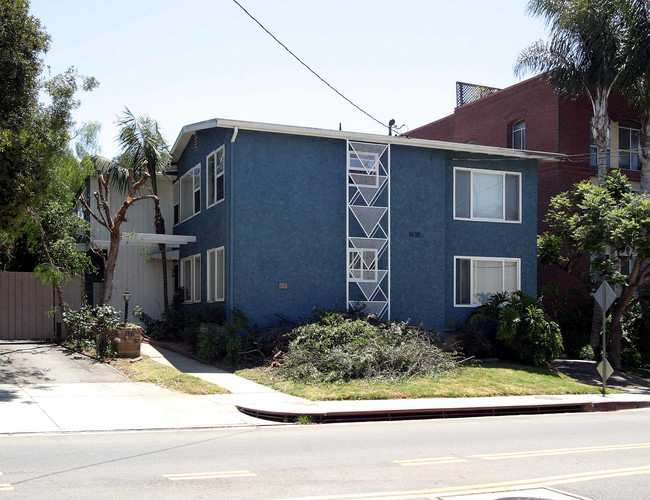 400 S Barrington Ave in Los Angeles, CA - Building Photo - Building Photo