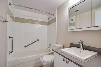 Elm Grove in Toronto, ON - Foto de edificio - Building Photo