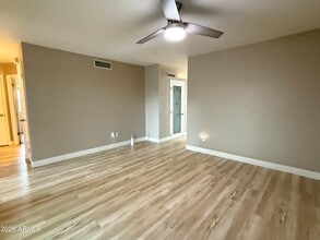 1902 E Sandra Terrace in Phoenix, AZ - Building Photo - Building Photo