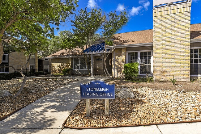 Stoneleigh Apartments in San Antonio, TX - Building Photo - Building Photo