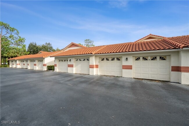 550 Gabriel Cir in Naples, FL - Foto de edificio - Building Photo