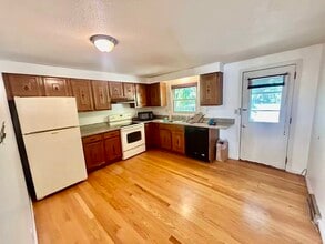 42 Yorktown Ct in Chicopee, MA - Building Photo - Building Photo