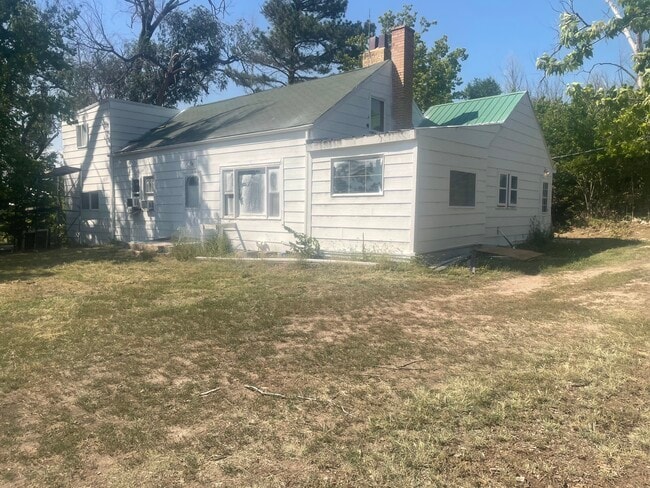property at 812 W 1st St