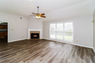 10208 Woodland Hills Dr in Cordova, TN - Foto de edificio - Building Photo