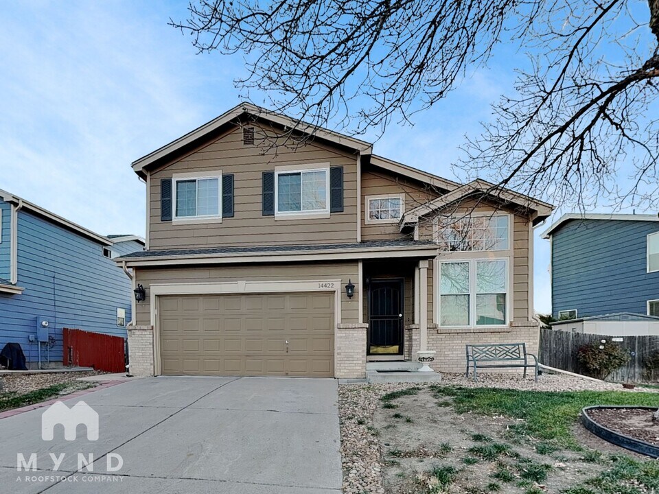 14422 E Elk Pl in Denver, CO - Foto de edificio
