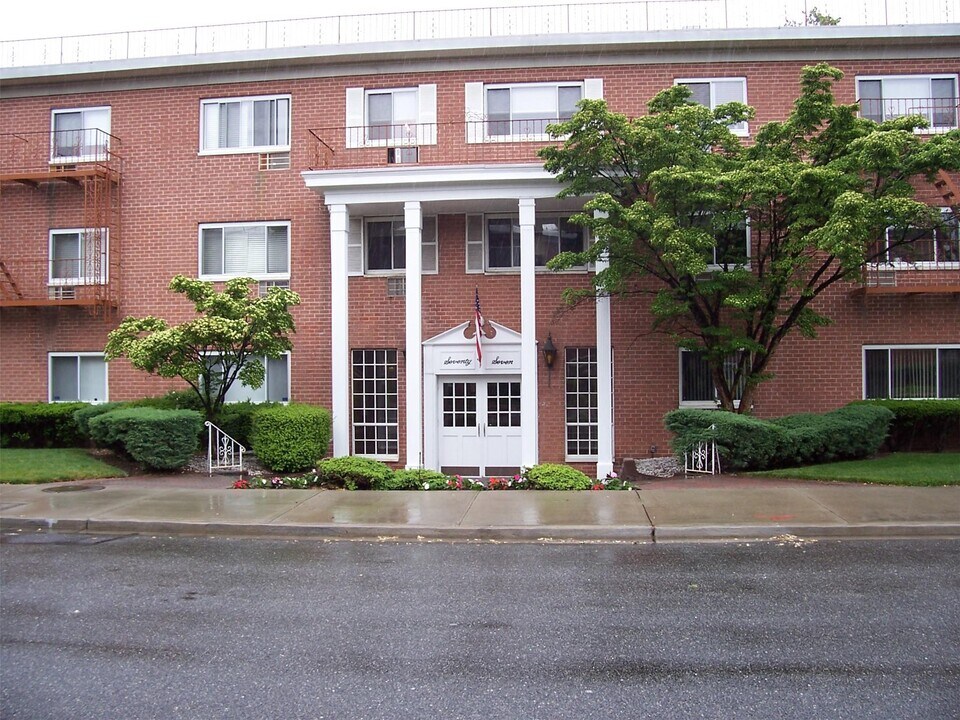 77 Lenox Rd in Rockville Centre, NY - Building Photo