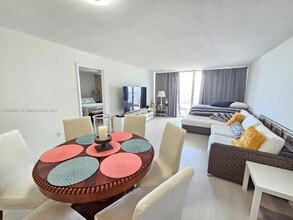 18031 Biscayne Blvd in Aventura, FL - Building Photo - Building Photo