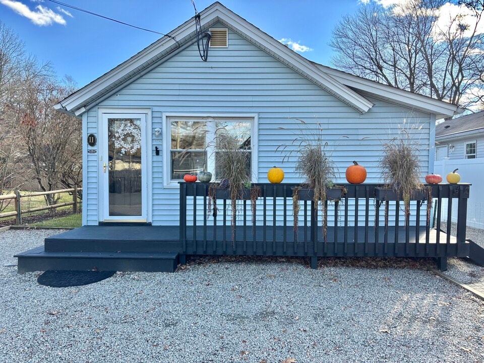 11 Mohawk Trail in East Hampton, CT - Building Photo