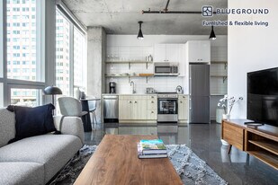 108 W Chicago Ave in Chicago, IL - Building Photo