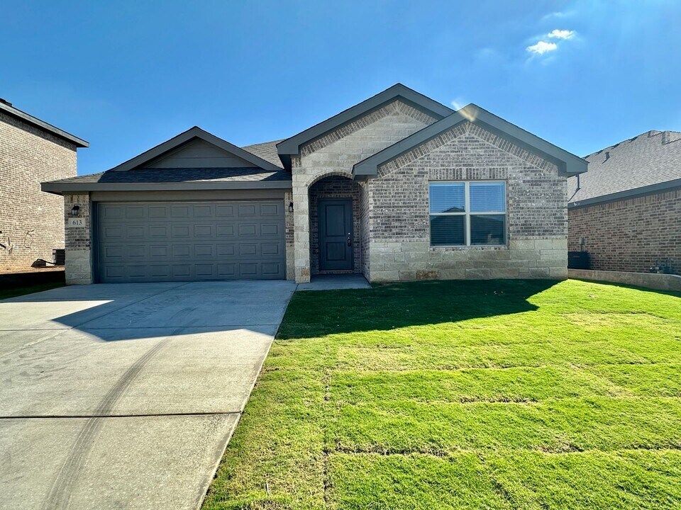 613 E 13th St in Wolfforth, TX - Building Photo