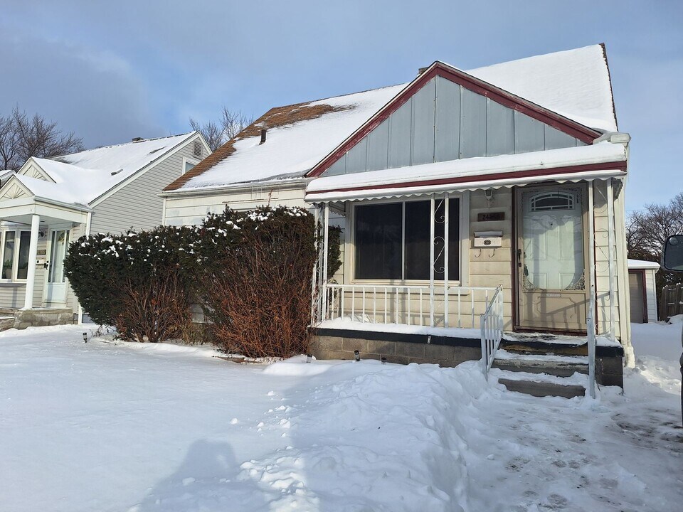 24568 Bolam Ave in Warren, MI - Foto de edificio