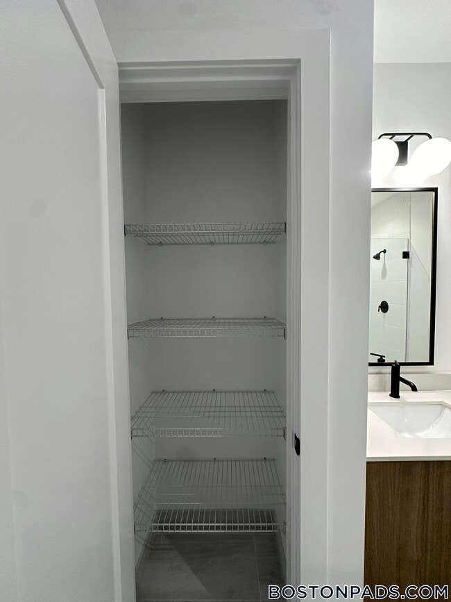 199 Gardner St in Boston, MA - Foto de edificio - Building Photo