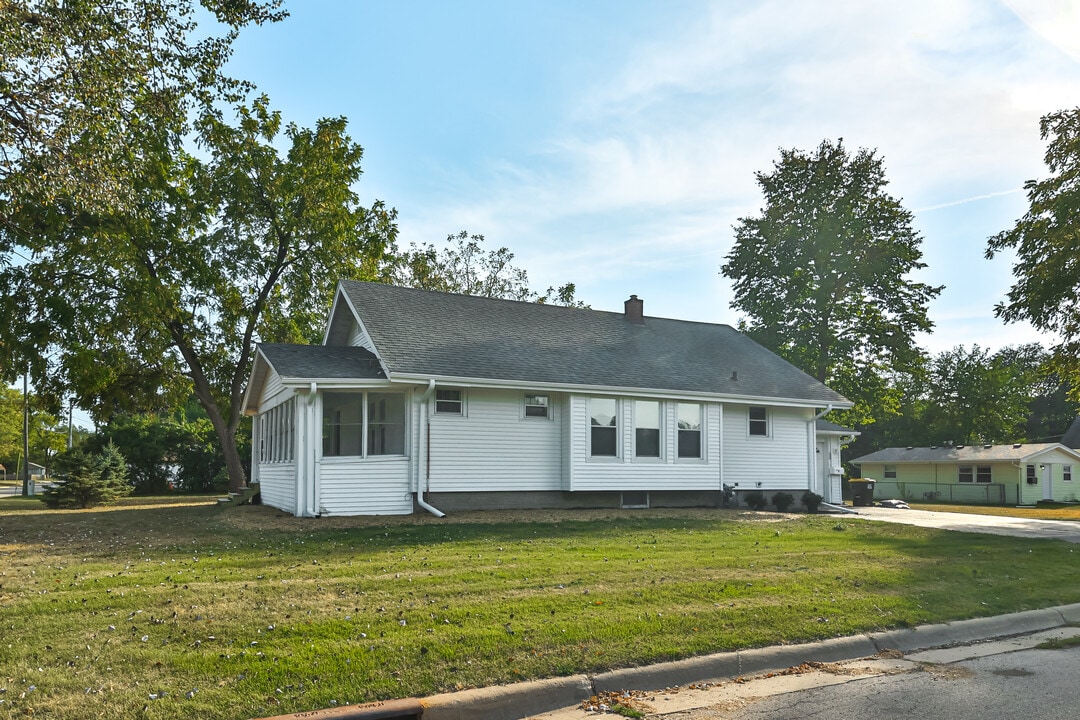 855 Wood Ave in Machesney Park, IL - Building Photo