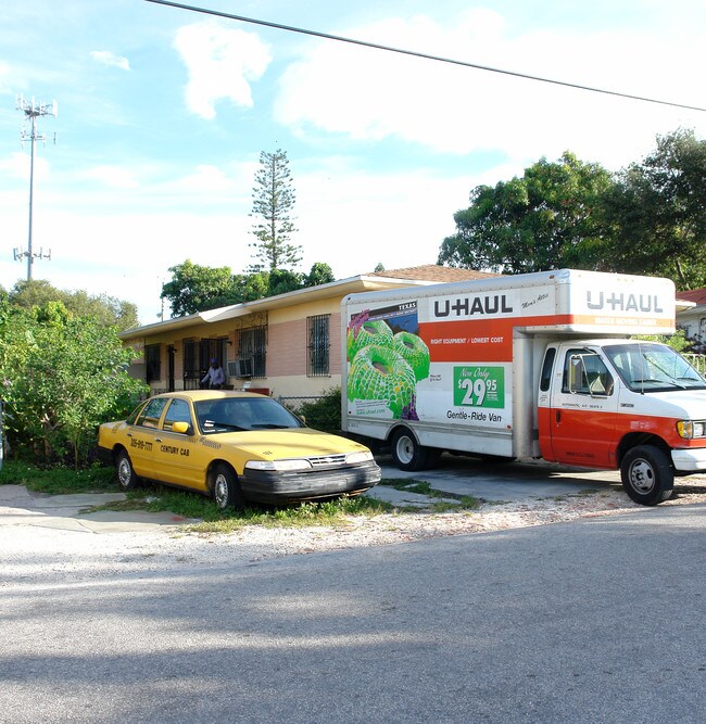245-253 NE 58th St in Miami, FL - Foto de edificio - Building Photo