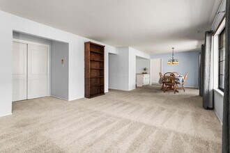 20275 Independence Dr in Brookfield, WI - Building Photo - Building Photo