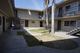 Berendo Townhouse Apartments in Gardena, CA - Building Photo - Building Photo