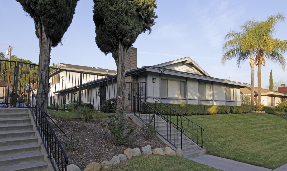 1069 Springfield St in Upland, CA - Foto de edificio