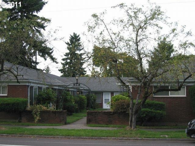 6739 SE Woodstock Blvd in Portland, OR - Building Photo