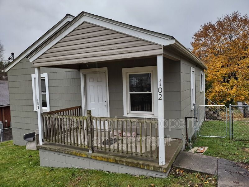 102 Pine St in Beckley, WV - Building Photo