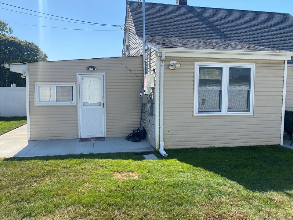 125 Haven Ln in Levittown, NY - Building Photo