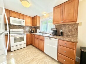 10 Roulston Rd in Windham, NH - Building Photo - Building Photo