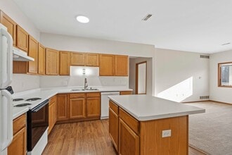 Stoneridge Apartments in Elkhorn, WI - Foto de edificio - Building Photo