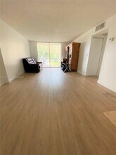 8405 NW 8th St-Unit -204 in Miami, FL - Building Photo - Building Photo