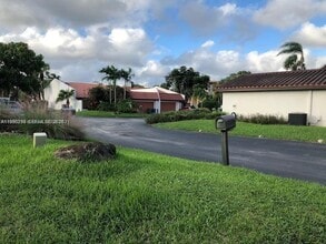 534 NE 195th St in North Miami Beach, FL - Building Photo - Building Photo