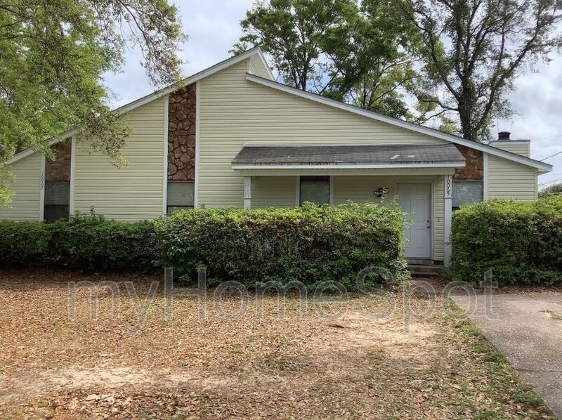 10065 Hillview Dr in Pensacola, FL - Building Photo