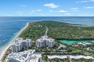 1121 Crandon Blvd in Key Biscayne, FL - Foto de edificio - Building Photo